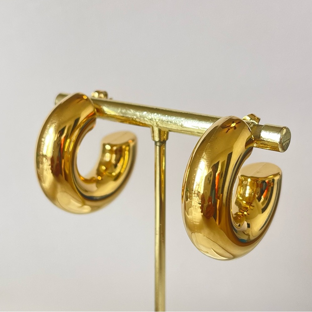 New 18k gold plated fashion hoop earrings. Gold color.
